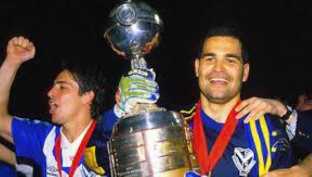 José Luis Chilavert, el máximo símbolo del Vélez campeón, lleva en sus manos la Copa Libertadores.