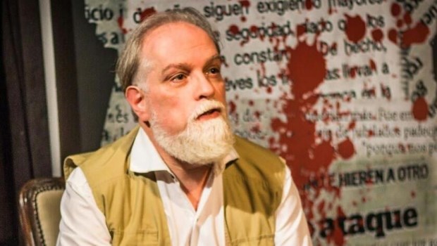 Vay como el oscuro periodista que encarna en 'Tres hombres de bien'.