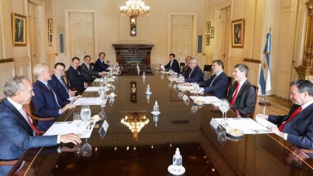 El Presidente almorzó con empresarios que pidieron "ver los plazos" para "sacar la doble indemnización y la prohibición de despidos"