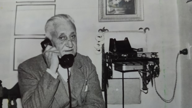 Illia, ya consagrado presidente y antes de asumir, recibió a La Prensa en su vivienda de Cruz del Eje, en agosto de 1963. Foto: Archivo La Prensa.