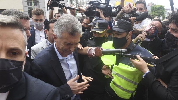 Macri junto a su abogado Pablo Lanusse y otros dirigentes del PRO en Dolores. ARCHIVO