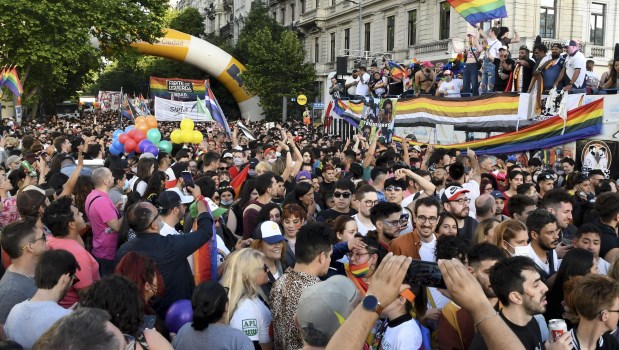 Multitudinaria Marcha del Orgullo tras el encierro obligatorio por el ...