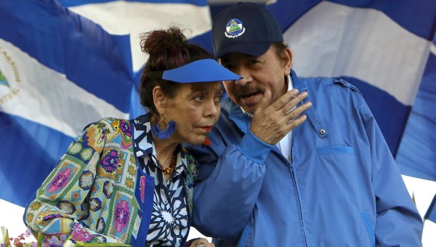 Daniel Ortega y su esposa Rosario Murillo han logrado sobrevivir gracias a la ayuda económica de Venezuela y a la tolerancia de gobiernos como el de la Argentina.