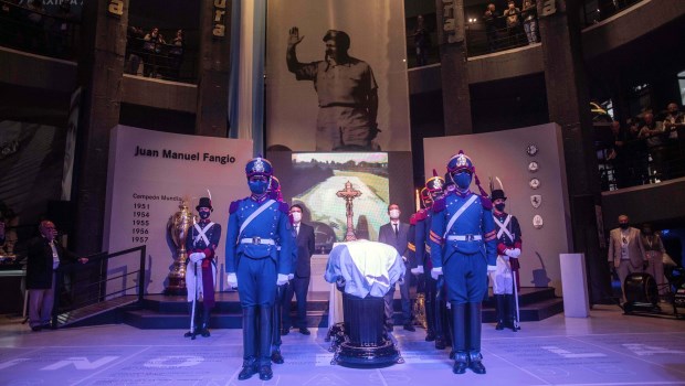 Fangio, el mejor piloto de la historia, ya descansa en Balcarce