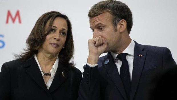 El presidente de Francia, Emmanuel Macron, a la derecha, conversa con la vicepresidenta de Estados Unidos, Kamala Harris, durante el Foro de Paz de París, en París.