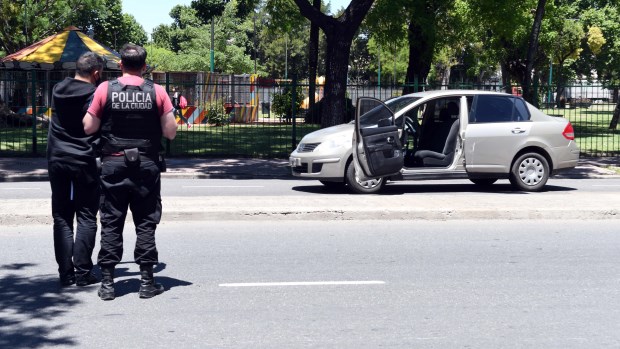 En el cruce de las calles Alvarado y Perdriel, los policías interceptaron a tres sospechosos y, tras un tiroteo, detuvieron a tres de ellos, uno herido de un tiro en la cabeza.