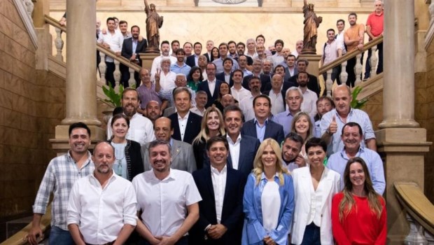 Kicillof se reunió junto a Máximo y Massa con intendentes del FdT