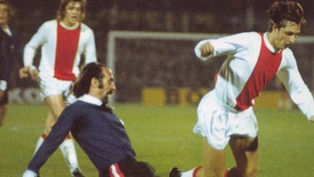 El Chivo Pavoni se tira a los pies de Johan Cruyff, la gran figura del Ajax.