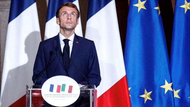 Macron lanzó un plan quinquenal para tratar de mejorar la seguridad personal de los franceses.