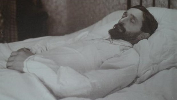 Marcel Proust en su lecho de muerte. Fotografía tomada por Man Ray.