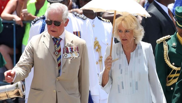El príncipe Carlos y la duquesa de Cornualles en Bridgeton, Barbados. ARCHIVO