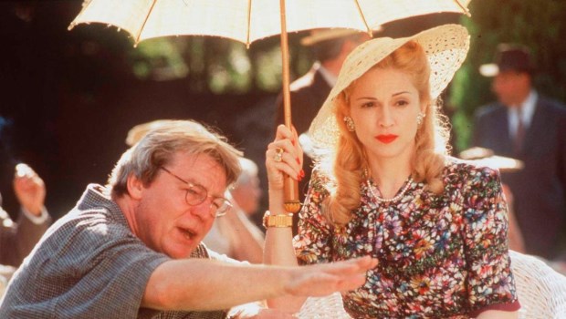Un alto en el rodaje: Alan Park le da indicaciones a Madonna en el tórrido verano porteño del '96.