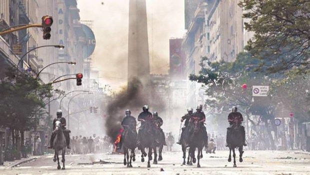El tobogán de la Argentina: ¿este presente es peor que 2001?­