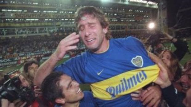 Martín Palermo llora su alegría junto con Juan Román Riquelme.