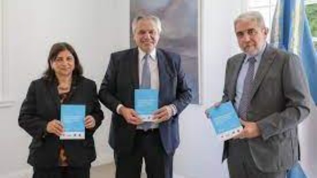 El Presidente, flanqueado por Ana Franchi, titular del Conicet, y Aníbal Fernández.