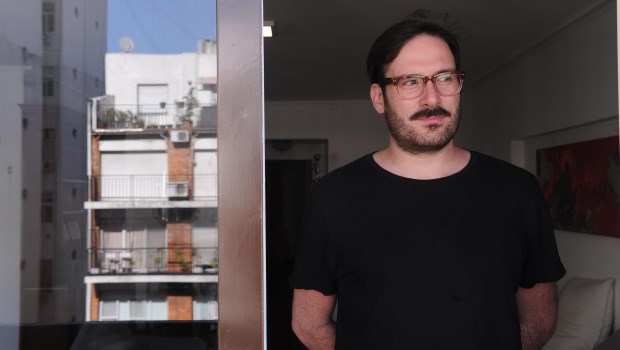 "Lo que cuenta la obra y cómo lo cuenta me habría encantado verlo a mis 25 o 30 años", sostiene el autor y director.