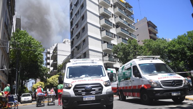 Causó alarma un gran incendio en un depósito de la zona del Abasto ...