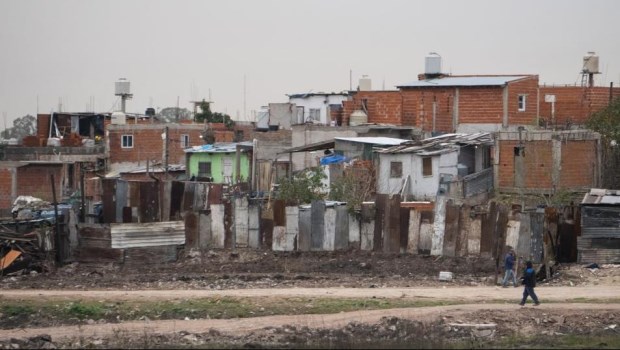 La pobreza se ubica en el 43,8%