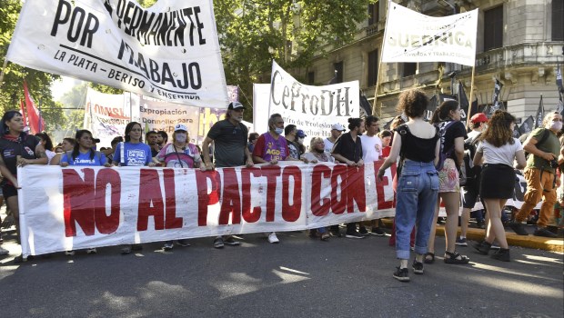 Organizaciones de izquierda se movilizaron a Plaza de Mayo contra un eventual acuerdo con el FMI