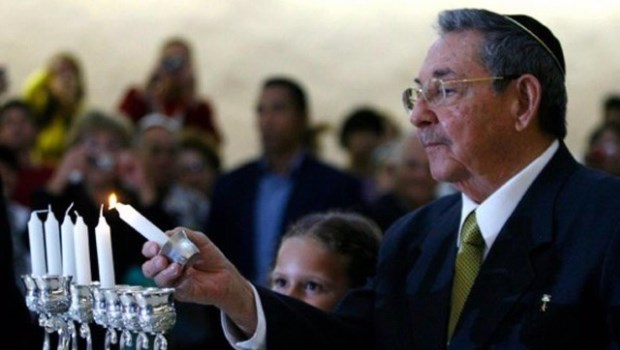 En 2010, el ex presidente cubano, Raúl Castro sorprendió al asistir a una celebración tradicional en la sinagoga de La Habana.­