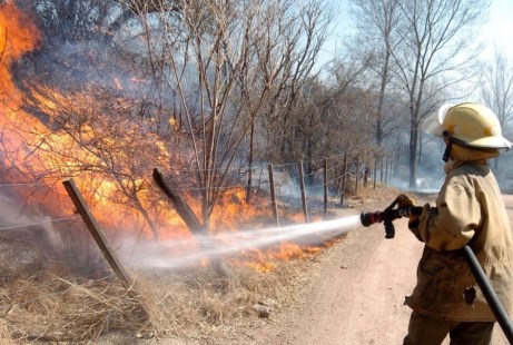 Nuevos incendios forestales arrasan bosques y pastizales en Salta y Córdoba