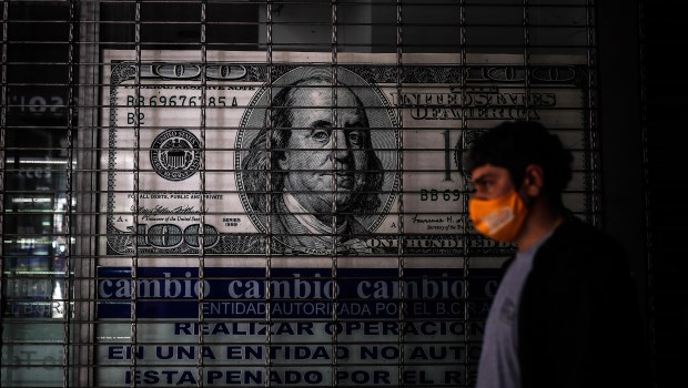 Hoy le podríamos contestar al General Perón que todos hemos visto un dólar, pero éste siempre se nos escapa.