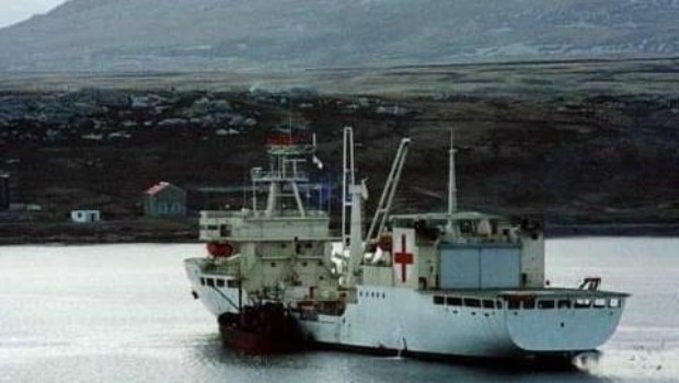El ARA Bahía Paraíso en las islas Malvinas durante uno de sus viajes durante la guerra de 1982.