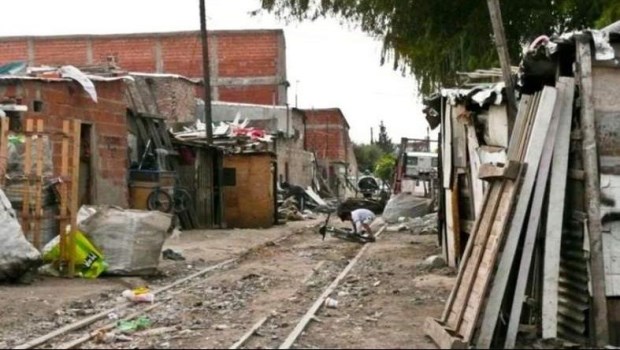 Se necesitan $ 76.000 para no caer bajo la línea de pobreza­