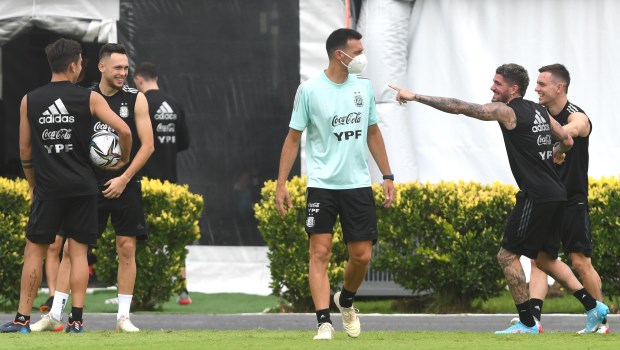 Scaloni confirmó que no viajará a Chile por PCR positivo
