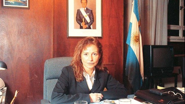 Claudia Bello fue Secretaria de la Función Pública, durante la presidencia de Carlos Menem, y se mantuvo cercana a Gustavo Béliz, quien era ministro de Justicia en aquel entonces y en la actualidad es Secretario de Asuntos Estratégicos.
