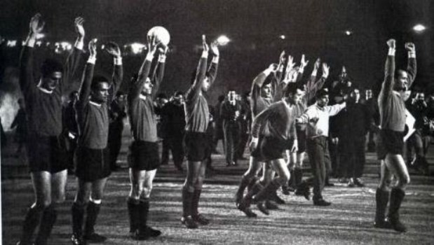 Un saludo que quedará en la historia: con Maldonado al frente y los brazos en alto.