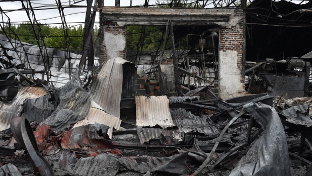 Un incendio arrasó con una fábrica de reciclados plásticos en Moreno 
