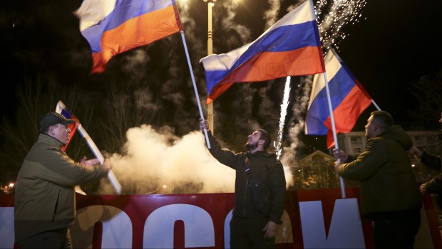 Rusia reconoció la independencia del Donbás y sus tropas cruzan la frontera­