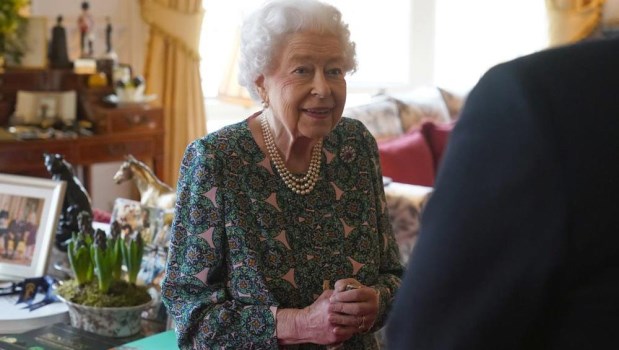 La reina Isabel II canceló compromisos en línea programados porque todavía experimenta síntomas leves parecidos a los de un resfrío.