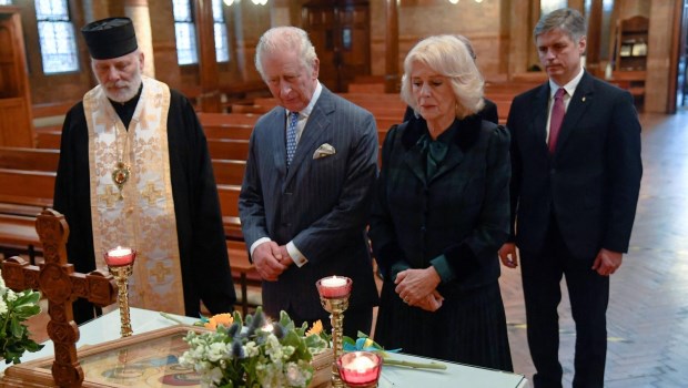 El príncipe Carlos y Camilla en la catedral católica ucraniana de Londres.