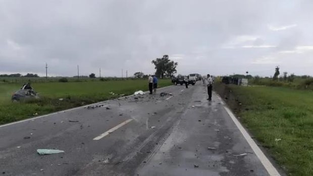 Tres muertos y un herido al chocar un auto y un camión en el noroeste ...