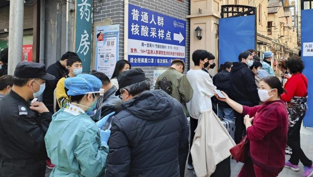 Las personas hacen fila para las pruebas de coronavirus fuera de un hospital en Shanghái.