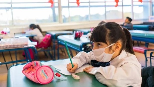Aunque ya no es obligatorio, muchos estudiantes de la Ciudad siguen usando barbijo­