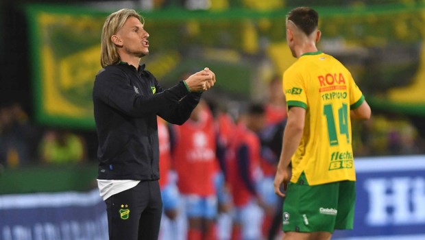 Defensa se durmió, empató con Arsenal y ahora está segundo en la Zona A