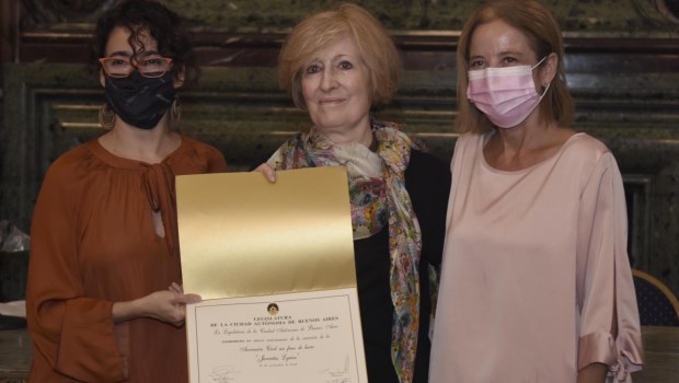 María Jaunarena, Ana D'Anna y la diputada porteña Carolina Estebarena durante la entrega del reconocimiento a Juventus Lyrica.