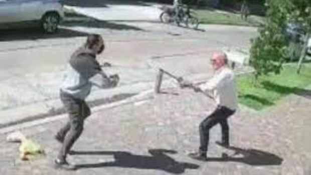 Lomas de Zamora: un jubilado se defendió con un palo de escoba al ser atacado por motochorros