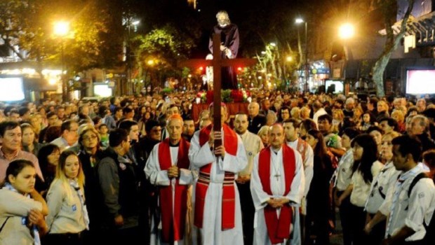 Una multitud marchó por la Avenida de Mayo en el tradicional Vía Crucis ...