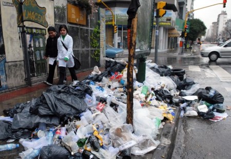 La Ciudad amaneció rodeada de basura por un conflicto con los ...