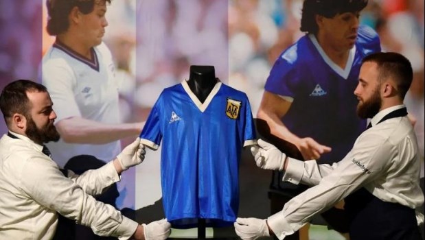 La camiseta de Maradona se vendió en casi nueve millones de dólares