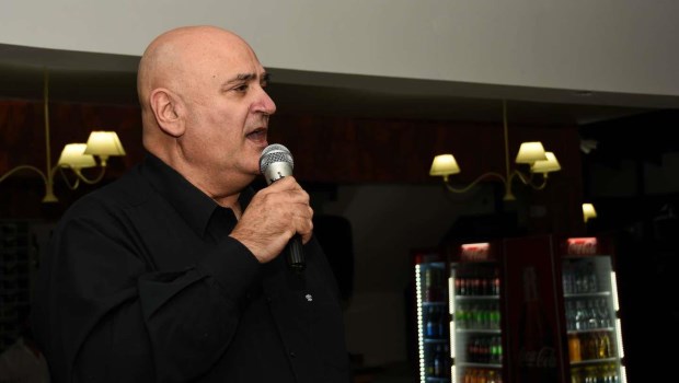 Desde su departamento en el barrio porteño de Almagro, llevó alegría a sus vecinos.