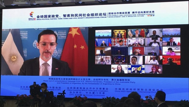 El embajador argentino en China, Sabino Vaca Narvaja, leyó la carta que envió el Presidente.