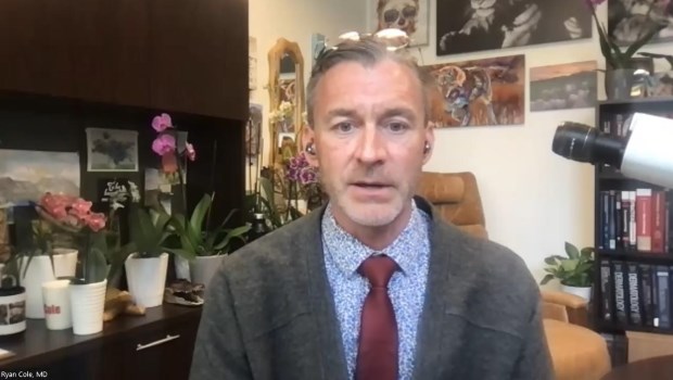 Romper con la OMS y crear un universo médico paralelo