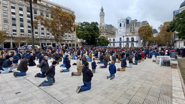 Casi tres mil feligreses participaron en el primer Rosario de Hombres en Buenos Aires.