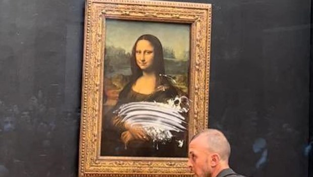 Un visitante del museo del Louvre atacó con un tortazo a La Gioconda