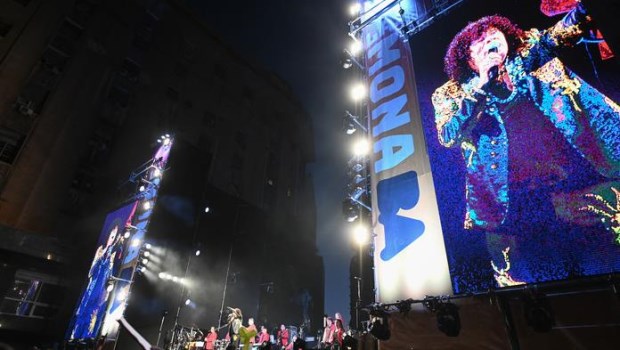 El cantante y compositor, de 71 años ofreció un recital gratuito a espaldas del Obelisco.